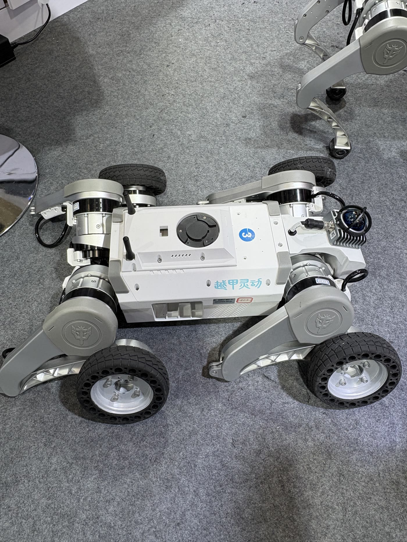 越甲灵动の車輪脚ロボット