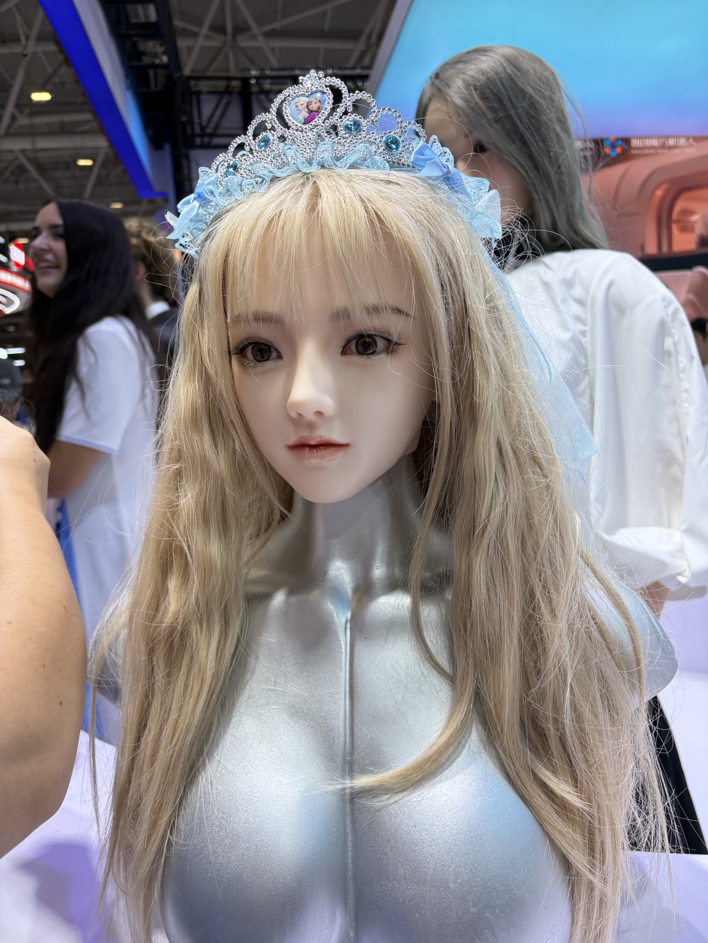 写実型人形の顔部